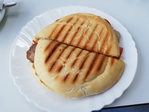 14445 cafeteria reina mercedes 1