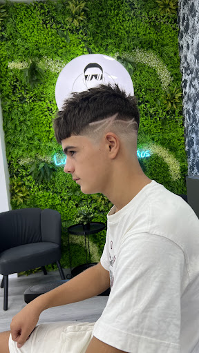 21592 friends and barber 1