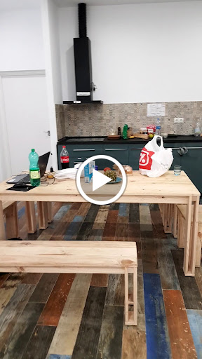 23127 hub hostel seville