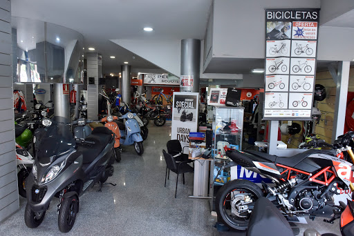 28413 moto joven 8211 piaggio vespa sevilla