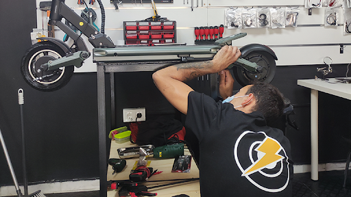 28491 moviraider central tienda taller de patinetes electricos en sevilla