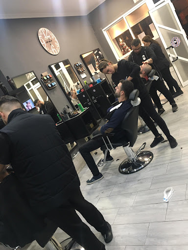 11373 barberos peluqueria arroyo