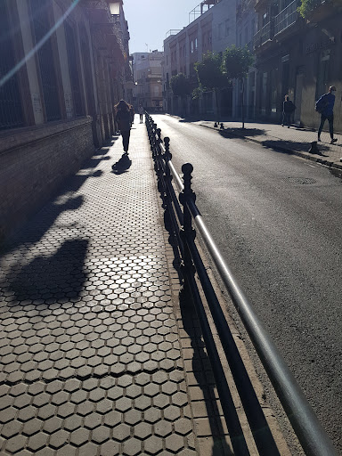 19627 entrada peatonal al parking de escuelas pias