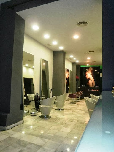 27158 manuluna royal hairdresser 1