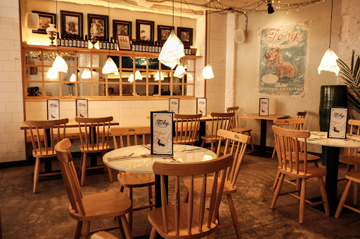 35023 restaurante toby eats the world